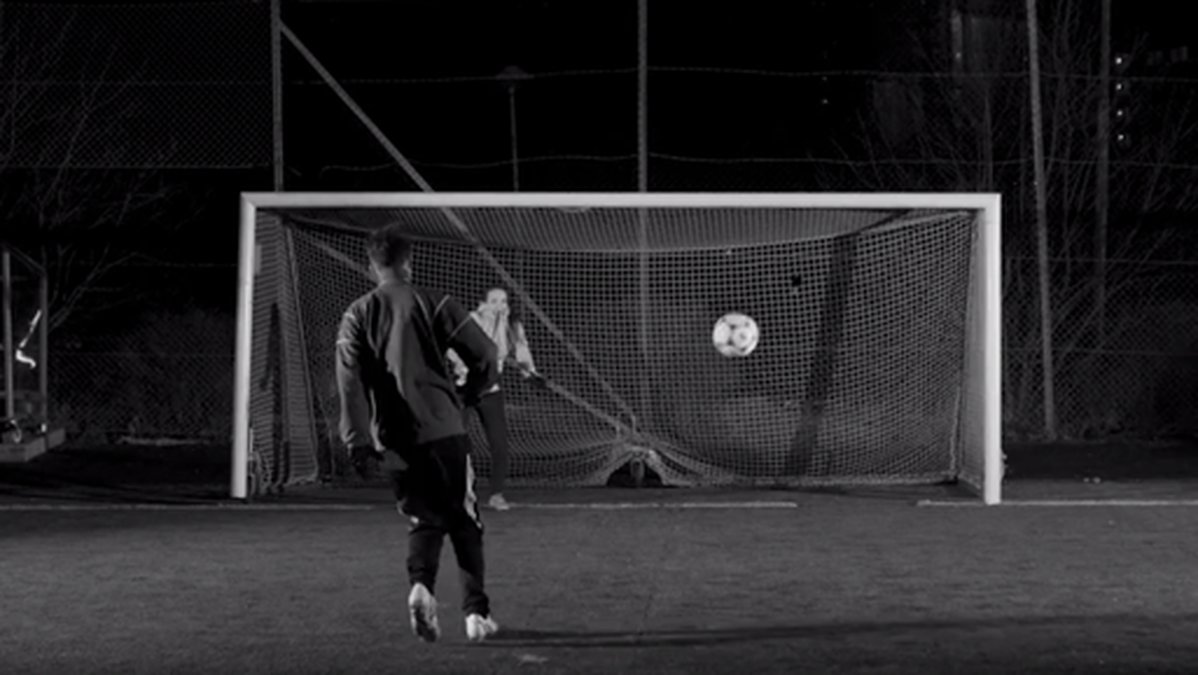 I videon spelar Lorentz fotboll med Kosovare Asllani.